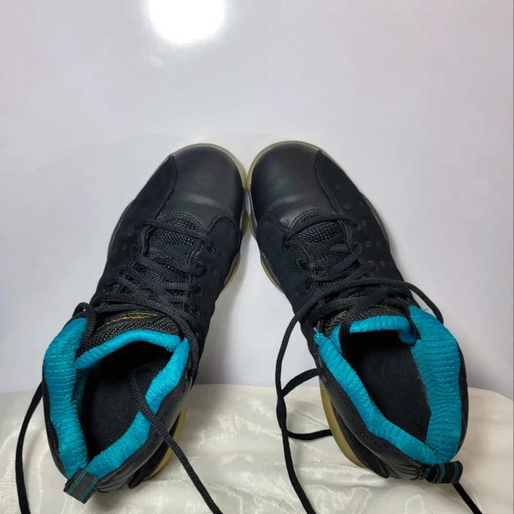 Jordan Boys Size 7Y and Women Size 8.5 Jumpman sneakers.